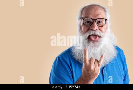 Alter Mann mit langem Bart auf pastellfarbenem Hintergrund. Senior mit vollweißem Bart. Stockfoto