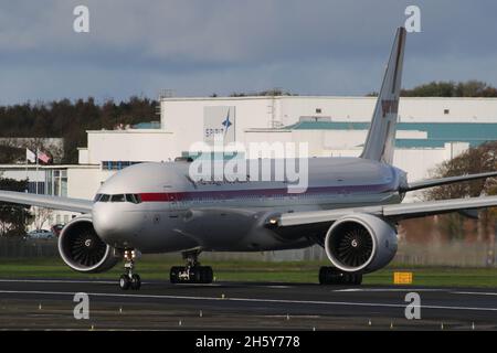 PK-GIG, eine Boeing 777-3U3ER von Garuda Indonesia, die vom Prestwick International Airport in Ayrshire, Schottland, abfliegt. Das Flugzeug war in Schottland, um indonesische Delegierte zum COP26-Klimagipfel im nahe gelegenen Glasgow zu bringen. Stockfoto