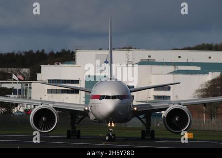 PK-GIG, eine Boeing 777-3U3ER von Garuda Indonesia, die vom Prestwick International Airport in Ayrshire, Schottland, abfliegt. Das Flugzeug war in Schottland, um indonesische Delegierte zum COP26-Klimagipfel im nahe gelegenen Glasgow zu bringen. Stockfoto