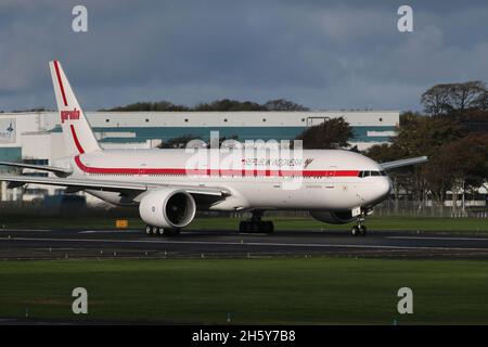 PK-GIG, eine Boeing 777-3U3ER von Garuda Indonesia, die vom Prestwick International Airport in Ayrshire, Schottland, abfliegt. Das Flugzeug war in Schottland, um indonesische Delegierte zum COP26-Klimagipfel im nahe gelegenen Glasgow zu bringen. Stockfoto