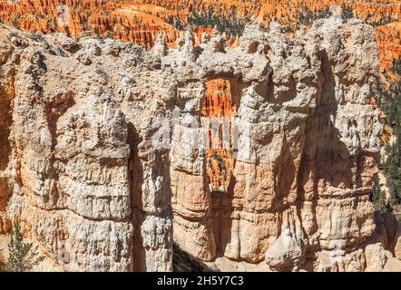 Naturfenster entlang des Rim Trail in der Nähe von bryce Point im bryce Canyon Nationalpark, utah Stockfoto