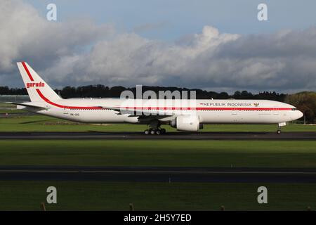 PK-GIG, eine Boeing 777-3U3ER von Garuda Indonesia, die vom Prestwick International Airport in Ayrshire, Schottland, abfliegt. Das Flugzeug war in Schottland, um indonesische Delegierte zum COP26-Klimagipfel im nahe gelegenen Glasgow zu bringen. Stockfoto