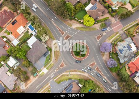 Von oben nach oben gegerades Bild eines Kreisels mit Straßen und Häusern in einem Vorort von Sydney, Australien. Stockfoto