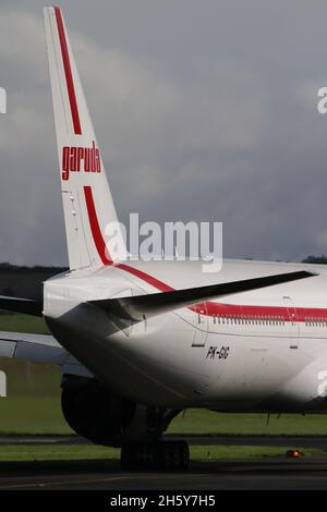 PK-GIG, eine Boeing 777-3U3ER von Garuda Indonesia, die vom Prestwick International Airport in Ayrshire, Schottland, abfliegt. Das Flugzeug war in Schottland, um indonesische Delegierte zum COP26-Klimagipfel im nahe gelegenen Glasgow zu bringen. Stockfoto