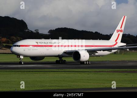 PK-GIG, eine Boeing 777-3U3ER von Garuda Indonesia, die vom Prestwick International Airport in Ayrshire, Schottland, abfliegt. Das Flugzeug war in Schottland, um indonesische Delegierte zum COP26-Klimagipfel im nahe gelegenen Glasgow zu bringen. Stockfoto