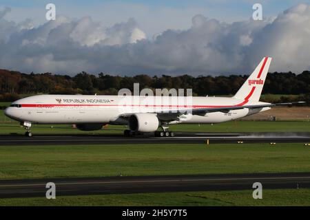 PK-GIG, eine Boeing 777-3U3ER von Garuda Indonesia, die vom Prestwick International Airport in Ayrshire, Schottland, abfliegt. Das Flugzeug war in Schottland, um indonesische Delegierte zum COP26-Klimagipfel im nahe gelegenen Glasgow zu bringen. Stockfoto