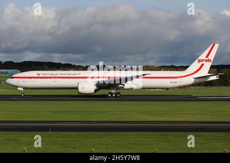 PK-GIG, eine Boeing 777-3U3ER von Garuda Indonesia, die vom Prestwick International Airport in Ayrshire, Schottland, abfliegt. Das Flugzeug war in Schottland, um indonesische Delegierte zum COP26-Klimagipfel im nahe gelegenen Glasgow zu bringen. Stockfoto