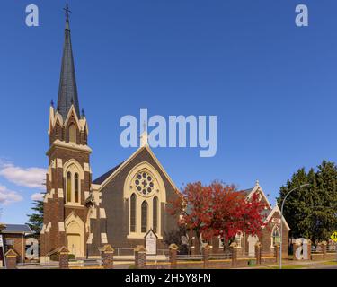 ARMIDALE, AUSTRALIEN - 27. APRIL 2021: An einem Herbstmorgen in armidale vor der presbyterianischen Kirche des hl. paulus Stockfoto