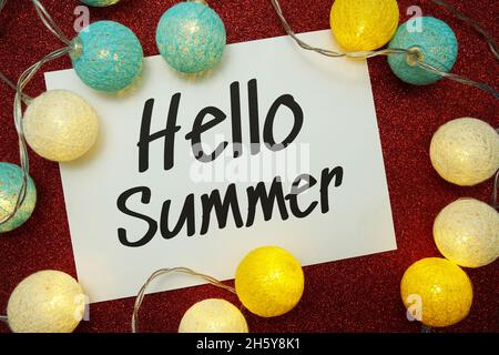 Hallo Sommer Typografie Text mit LED-Baumwollkugel auf rotem Glitzer Hintergrund Stockfoto