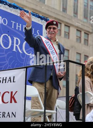 New York, NY, USA. November 2021. Fifth Avenue, New York, USA, 11. November 2021 - der Grand Marshal ist der Veteran der US-Luftwaffe, Kevin Carrick, nahm zusammen mit Tausenden von Marschern heute an der Veterans Day Parade 2021 in der Fifth Avenue in New York City Teil.Foto: Luiz Rampelotto/EuropaNewswire.BILDNACHWEIS ERFORDERLICH. (Bild: © Luiz Rampelotto/ZUMA Press Wire) Bild: ZUMA Press, Inc./Alamy Live News Stockfoto