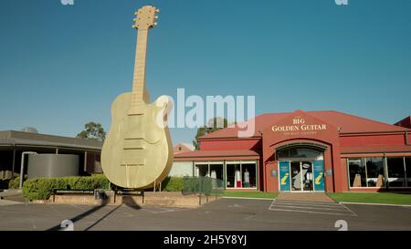 TAMWORTH, AUSTRALIEN - 27. APRIL 2021: Morgendliche Aufnahme der goldenen Gitarre in tamworth Stockfoto