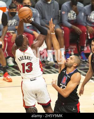 Los Angeles, Kalifornien, USA. November 2021. Los Angeles Clippers vs Miami Heat am Donnerstag, den 11. November 2021, im Staples Center in Los Angeles, CA.PHILLIP KIM.Bam Adebayo #13 der Miami Heat geht für einen Sprung, als #33 Nicolas Batum von den LA Clippers ihn bewacht. (Bild: © Phillip Kim/Prensa Internacional via ZUMA Press Wire) Bild: ZUMA Press, Inc./Alamy Live News Stockfoto