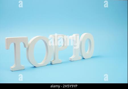 Top 10 Wort Alphabet Buchstaben auf blauem Hintergrund Stockfoto