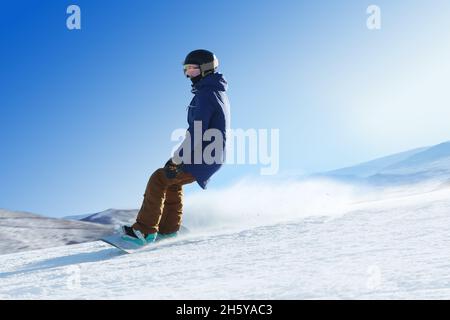 Junge Frau outdoor Ski Stockfoto