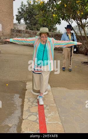 Äquatorialausstellungen, Ciudad Mitad del Mundo, Prüfung der Bilanz auf der äquatorialen Linie, Museo de Sitio Intinan, Gemeinde San Antonio, Kanton Stockfoto