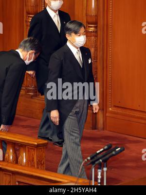 Tokio, Japan. November 2021. Der japanische Kaiser Naruhito kommt nach einer Parlamentswahl am Freitag, dem 12. November 2021, bei der Eröffnungszeremonie des Reichstages auf der Plenarsitzung des Oberhauses beim Nationalrat in Tokio an. Quelle: Yoshio Tsunoda/AFLO/Alamy Live News Stockfoto