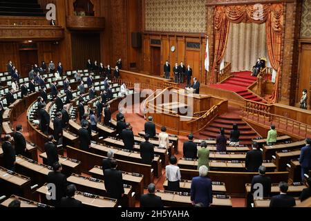 Tokio, Japan. November 2021. Japanische Gesetzgeber nehmen an der Eröffnungszeremonie des Reichstages auf der Plenarsitzung des Oberhauses im Nationaldiät in Tokio Teil, nachdem am Freitag, dem 12. November 2021, Parlamentswahlen durchgeführt wurden. Quelle: Yoshio Tsunoda/AFLO/Alamy Live News Stockfoto