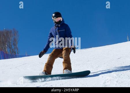 Junge Frau outdoor Ski Stockfoto