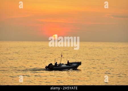 Sonnenaufgang und Fischerboot, Nationalpark Galapagos-Inseln, Insel Santa Fe, Ecuador Stockfoto