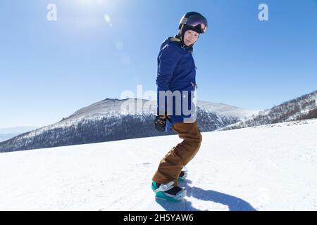 Junge Frau outdoor Ski Stockfoto