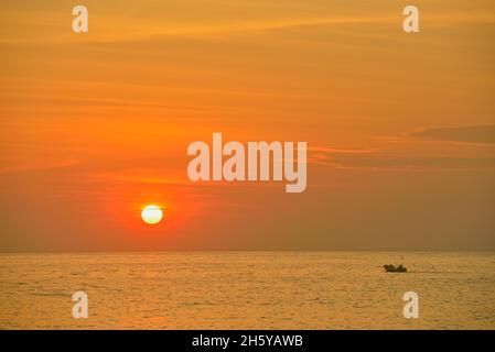 Sonnenaufgang und Fischerboot, Nationalpark Galapagos-Inseln, Insel Santa Fe, Ecuador Stockfoto