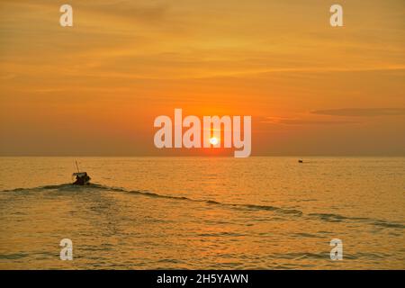 Sonnenaufgang und Fischerboot, Nationalpark Galapagos-Inseln, Insel Santa Fe, Ecuador Stockfoto