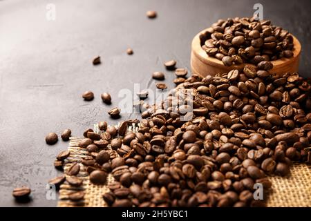 Bio geröstete Kaffeebohnen auf rustikalem schwarzen Steintisch mit Platz für Ihre Texte Stockfoto
