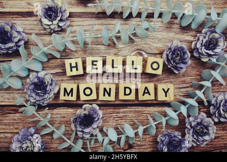 Hallo Montag Alphabet Buchstaben und Blume schmücken auf Holzhintergrund Stockfoto