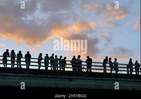 Zuschauer auf der Ann W Richards Congress Ave Bridge beobachten Fledermäuse, die ihre nächtliche Nahrungssuche in Austin, Texas, USA, machen Stockfoto