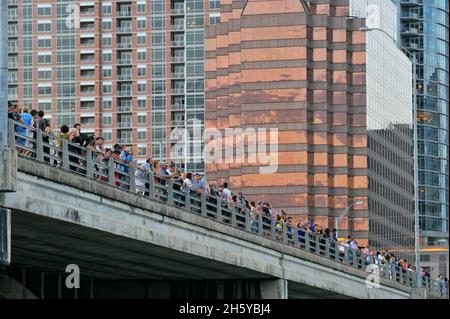 Zuschauer auf der Ann W Richards Congress Ave Bridge beobachten Fledermäuse, die ihre nächtliche Nahrungssuche in Austin, Texas, USA, machen Stockfoto