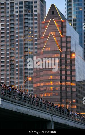 Zuschauer auf der Ann W Richards Congress Ave Bridge beobachten Fledermäuse, die ihre nächtliche Nahrungssuche in Austin, Texas, USA, machen Stockfoto