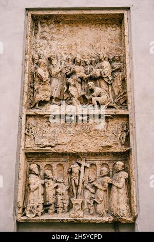 Steingrabstein mit Illustrationen aus dem Leben auf der Kirche. München, Deutschland Stockfoto