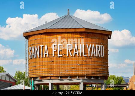 Santa Fe Railyard-Schild auf dem historischen hölzernen Wasserturm im Kunstviertel - Santa Fe, New Mexico, USA - 2021 Stockfoto