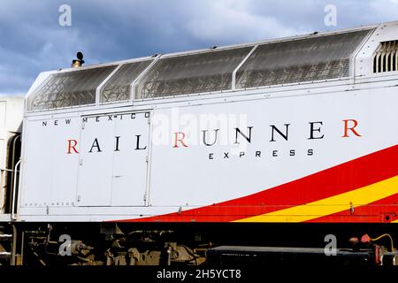 New Mexico Rail Runner Express Schild, Logo auf der Seite des Pendlerbahnsystems auf der Diesellokomotive. - Santa Fe, New Mexico, USA - 2021 Stockfoto