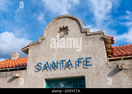 Santa Fe-Schild auf dem Depot des Rail Runner Express Pendlerbahnhofs - Santa Fe, New Mexico, USA - 2021 Stockfoto