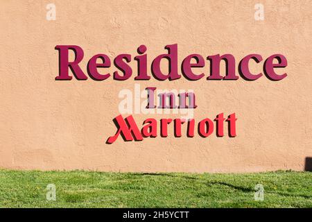 Residence Inn Marriott Schild, Logo am Gebäude für Langzeitübernachte - Santa Fe, New Mexico, USA - 2021 Stockfoto