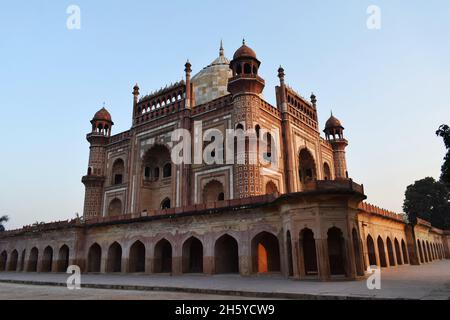 Safdarjung's Tomb ist ein Sandstein- und Marmormausoleum in Delhi, Indien. Es wurde 1754 im späten Mogulreich Stil für Nawab Safdarjung gebaut Stockfoto