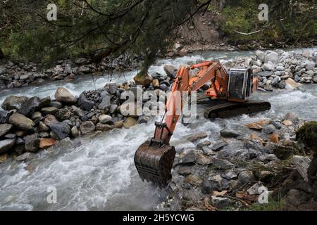 Arbeiten bei JCB im Dorf Kafnu am Bhabha-Fluss, Himachal Pradesh, Indien Stockfoto