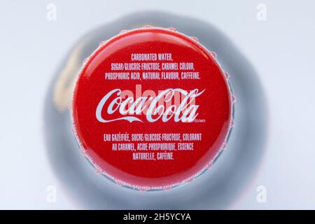 Calgary, Alberta, Kanada. November 11, 2021. Eine Draufsicht aus der Nähe eines Coca Cola Flaschendeckels. Stockfoto