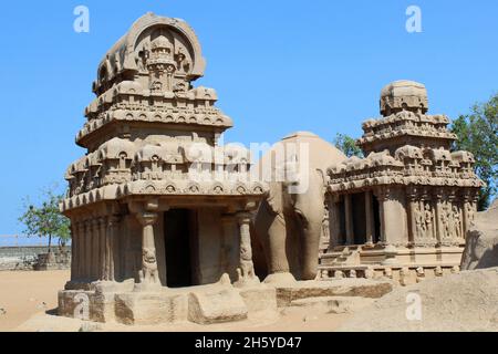 Außenansicht von Pancha Rathas, (auch bekannt als fünf Rathas oder Pandava Rathas) Mahabalipuram, Tamil Nadu, Indien. Stockfoto