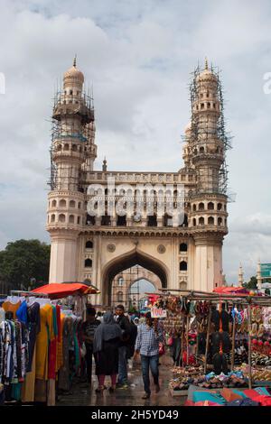 Der Charminar, der 1591 erbaut wurde, ist ein Denkmal und eine Moschee in Hyderabad, Telangana, Indien Stockfoto