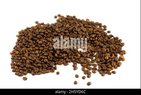 Verstreuter Stapel gerösteter Kaffeebohnen auf weißem Hintergrund isoliert. Stockfoto