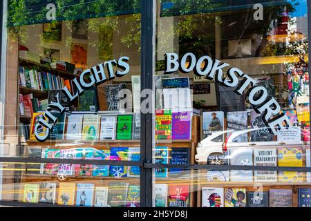 City Lights Buchhandlung Zeichen an der Fassade des unabhängigen Buchhandlung Verlegers - San Francisco, California, USA - 2021 Stockfoto