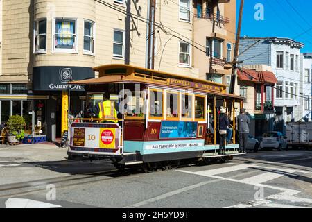 Die Seilbahn der Powell Hyde Line überquert die Kreuzung - San Francisco, Kalifornien, USA - November 2021 Stockfoto