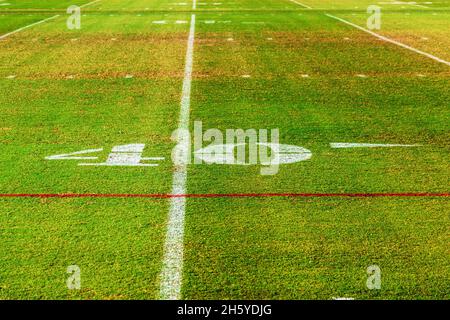 40 Yard Linie auf dem Gras eines amerikanischen Fußballfeldes Stockfoto