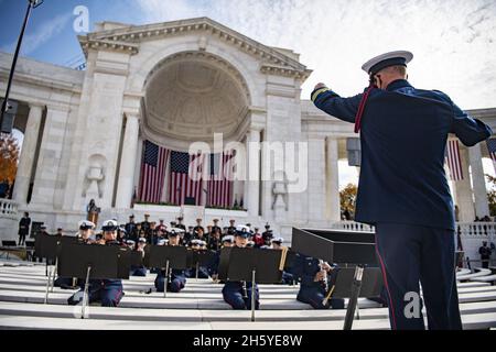 Arlington, USA. November 2021. Die United States Coast Guard Band tritt während des 68. National Veterans Day im Memorial Amphitheatre auf dem Arlington National Cemetery, Arlington, VA, USA, am 11. November auf, 2021. Foto von Elizabeth Fraser/US Army via CNP/ABACAPRESS.COM Quelle: Abaca Press/Alamy Live News Stockfoto