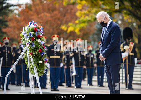 Arlington, USA. November 2021. Der Präsident der Vereinigten Staaten, Joseph R. Biden, Jr., nimmt an einer feierlichen Zeremonie zur Verleihung der Ehrenwrangen der Streitkräfte des Präsidenten am Grab des unbekannten Soldaten im Rahmen der 68. Feier des Nationalveteranen-Tages auf dem Arlington National Cemetery, Arlington, VA, USA, am 11. November Teil. 2021. Foto von Elizabeth Fraser/US Army via CNP/ABACAPRESS.COM Quelle: Abaca Press/Alamy Live News Stockfoto