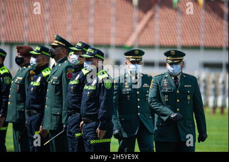 Bogota, Kolumbien. November 2021. Kolumbianische Polizeibeamte, die an der Festnahme des Führers von „Otoniel“ des Golfclans (Clan del Golfo) beteiligt waren Bei einer Veranstaltung wurden der kolumbianische Präsident Ivan Duque Marquez und der kolumbianische Verteidigungsminister Diego Molano anlässlich des 130. Jahrestages der Nationalen Polizei Kolumbiens und der Beförderung von Beamten zu mehr als 100 Polizeimitgliedern in Bogota, Kolumbien, am 11. November 2021 empfangen. Kredit: Long Visual Press/Alamy Live Nachrichten Stockfoto