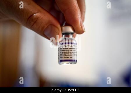 Ein Krankenschwesternimpfer hält eine Ampulle mit dem Impfstoff Fizer COVID-19, während die kolumbianische Regierung am 8. November 2021 in Ipiales - Narino, Kolumbien, beginnt, Kinder im Alter zwischen 3 und 11 Jahren gegen die Coronavirus-Krankheit (COVID-19) mit dem chinesischen SINOVAC-Impfstoff zu impfen Stockfoto