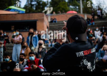 „Festival Alternativo 4Cuartos“ eröffnet Konzerte in offenen Gegenden in Bogota, inmitten des „Conicerto Radionica“ von 2021 am 7. November 2021. Stockfoto